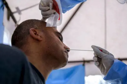 Esplode il coronavirus tra i migranti accolti. L'isola in ginocchio tra lager e navi-lazzaretto