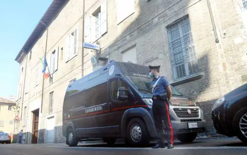 Sigaretta rifiutata, cava gli occhi a un uomo in coda