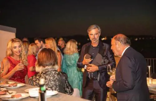 Beppe Convertini compie gli anni e festeggia con gli amici più cari