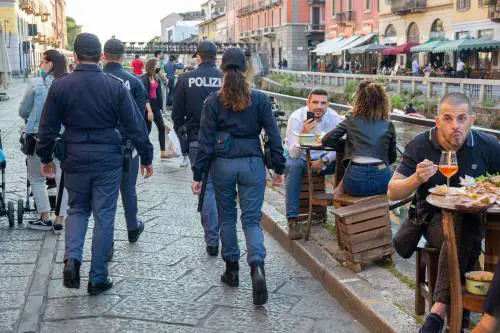 Le scippano il telefonino e la minacciano. La polizia arresta due magrebini in Darsena