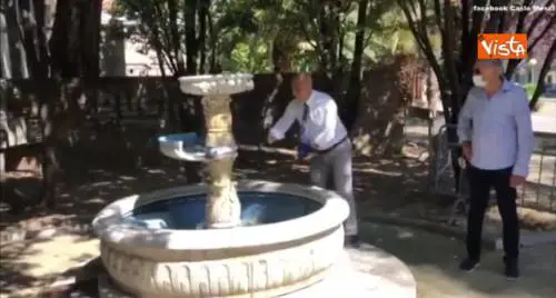 Il sindaco di Pescara distrugge la fontana simbolo del degrado