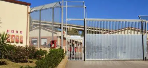 Altra fuga di massa di migranti. Il sindaco: "Non inviatene più" 