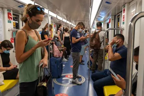 Caos trasporti pubblici, troppo affollamento. L'ipotesi di orari scaglionati per scuole e uffici
