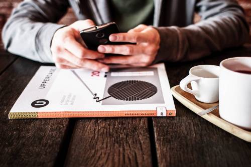 Usare lo smartphone durante la pausa pranzo fa ingrassare