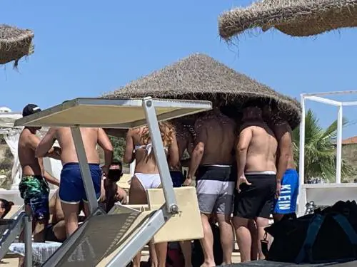Brindisi e baldoria sotto lo stesso ombrellone. E chi se ne frega del Covid