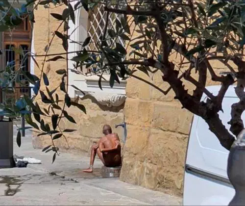 Uomo completamente nudo si lava ad una fontanella in pieno centro a Firenze