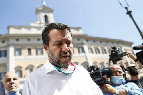 L'assedio scuote Matteo che torna alla felpa e attacca sui migranti