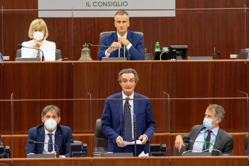 Fontana boccia Conte: "Male scuola e trasporti il decreto è inattuabile"