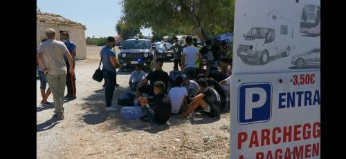 Lampedusa, 17enne positivo. E sbarcano altri 40 clandestini