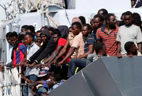 Migranti a rischio Covid al bar. "Snobbano" il cibo dell'hotspot