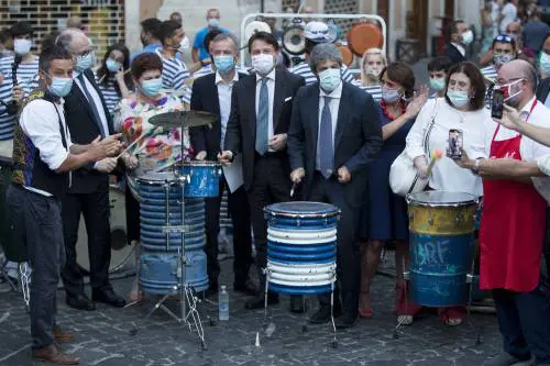 Il concerto dei Presidenti, Conte e Fico si esibiscono alle percussioni 