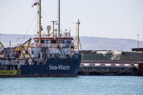 Così la Guardia Costiera di Lampedusa coordina i soccorsi in mezzo al mare