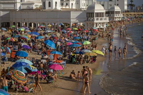 Allarme giovani in Europa: contagi in crescita. Spagna sopra quota mille, mai così da maggio