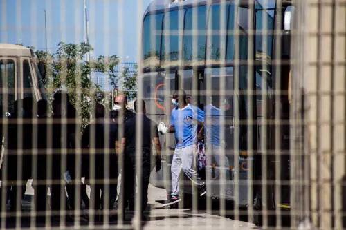 Caos migranti nel Lazio, ivoriano aggredisce a morsi due carabinieri