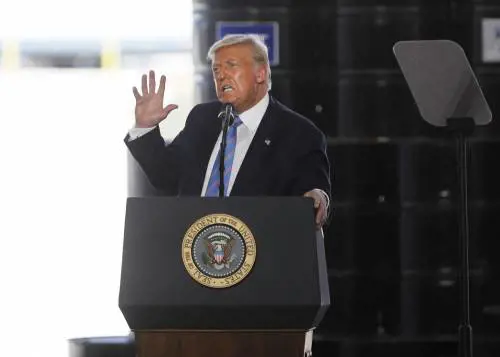 Covid, Biden falco con Trump. "Lavora o qui moriamo tutti"