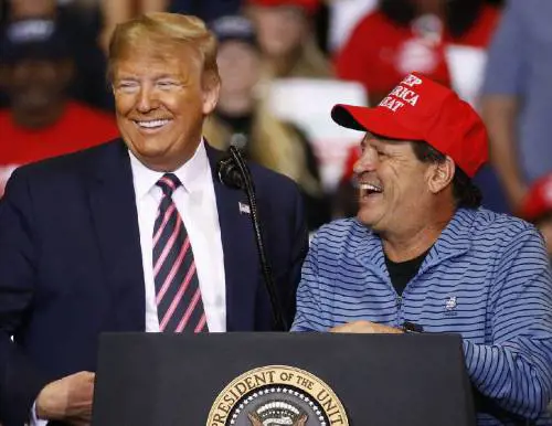 Mike Eruzione festeggiato da Donald Trump