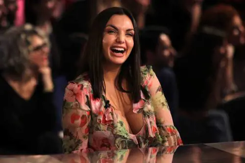 “Al buio per ore…”. Il like tattico nella lite delle sorelle Lamborghini