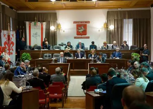 La Toscana si "regala" una Scuola di politica. Ed è subito polemica