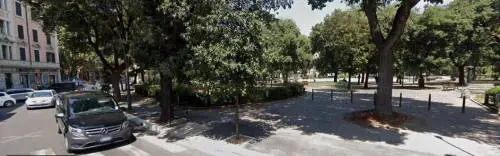 Il sonnifero nella cena: ospita tre turisti a casa, poi li spoglia e li stupra