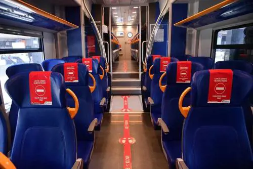Oggi treni di nuovo pieni. Il no degli esperti del Cts. I contagi restano stabili