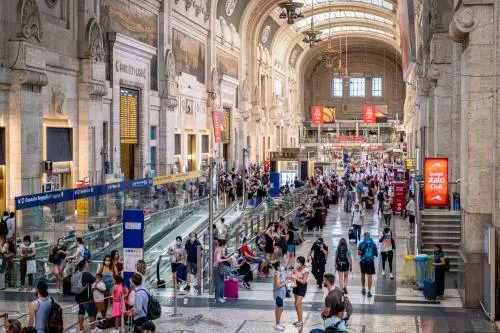 Treni affollati e confusione. Oltre 8mila biglietti cancellati