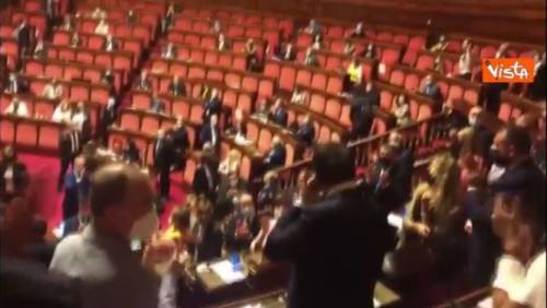 Salvini si asciuga le lacrime: la commozione in Senato per l'applauso dei colleghi 