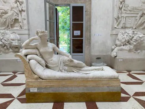 Statua di Canova mutilata per un selfie