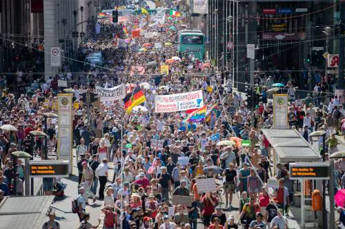 Negazionisti a Berlino, la polizia scioglie il corteo