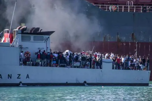 I migranti, la bomba sanitaria e i negazionisti della sinistra