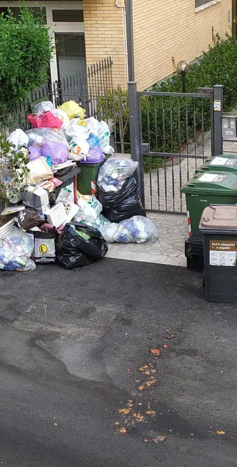 Le palazzine invase dalla spazzatura nel quartiere romano di Cinquina