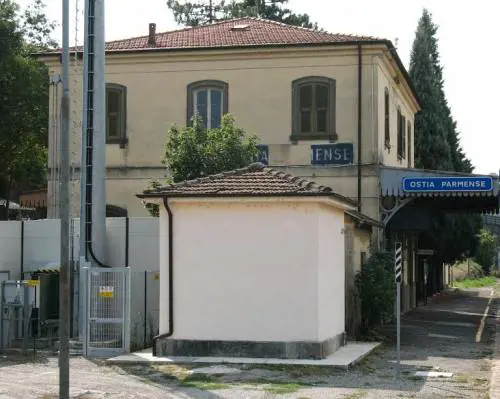 Parma, tunisino lancia transenne sui binari: sfiorato un deragliamento