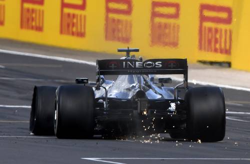 Formula1, Lewis Hamilton vince arrivando su tre ruote a Silverstone