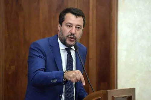 Salvini ora spegne polemiche: "Sì alla mascherina quando serve"