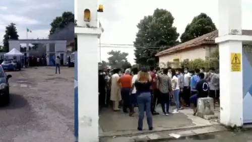 Gli immigrati fuori controllo: pietre contro agenti e vigili