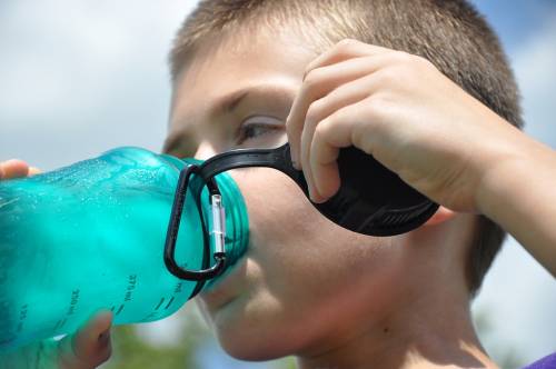 Ecco perché bere troppa acqua fa male