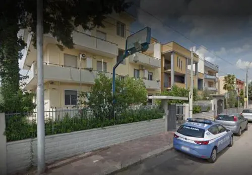 Finge malore, poi pesta e stupra 95enne: pregiudicato in manette