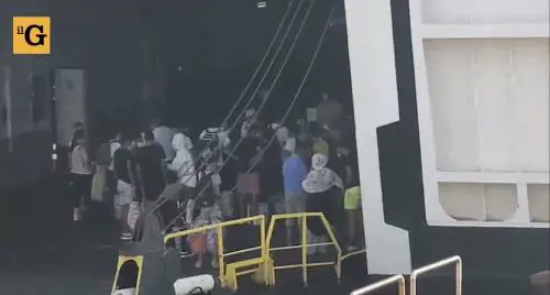 Continua la fuga dei migranti. E in 700 salgono sulla nave quarantena