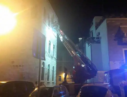 Bari, crolla il solaio di una scuola. Polemiche: "E Azzolina pensa ai banchi?"