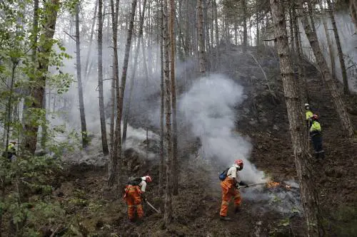 Paura a L'Aquila. Gente in strada per gli incendi arrivati in città