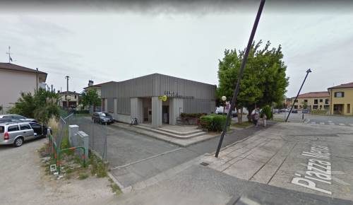 Picchia anziani ed entra in auto. Beffa: l'immigrato si salva così