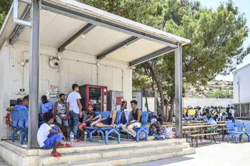 Lampedusa ridotta allo stremo. Clandestini in fuga dall'hotspot