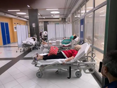 La "lezione" di De Luca: pronto soccorso chiusi e malati in doppia fila