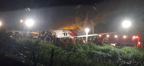 Volo dell'Air India manca l'atterraggio. Sedici vittime e 123 passeggeri feriti