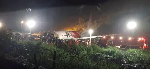 Volo dell'Air India manca l'atterraggio. Sedici vittime e 123 passeggeri feriti