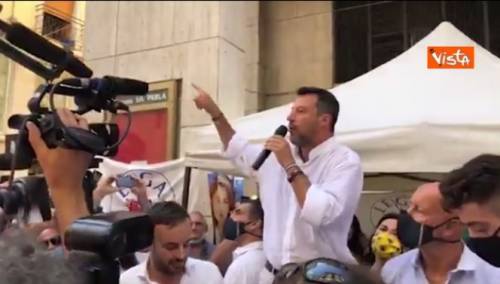 "Noi ti ripudiamo", "E andate...". Ed è "lite" in piazza con Salvini