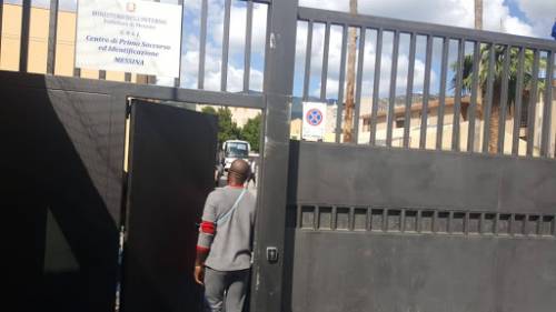 Messina, hotspot come un colapasta: altri 58 i migranti in fuga