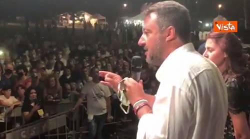  Migranti, Salvini: “Fanno quello che vogliono, sputazzano e infettano” 