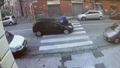 Travolto mentre attraversa e spunta il video terribile