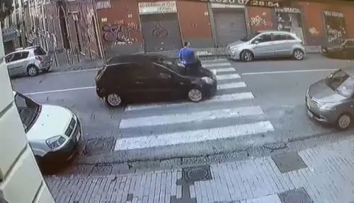 Travolto mentre attraversa e spunta il video terribile