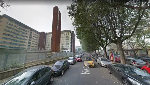 Incubo fuori dall'ospedale: esce dall'ospedale col gesso, tre marocchini lo pestano